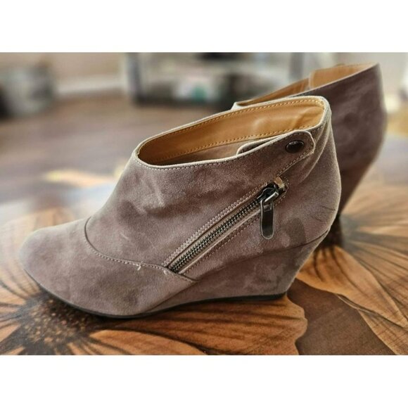CL BY LAUNDRY Womens Beige Round Toe Wedge Zip-Up Boot Size 10 - Picture 1 of 5